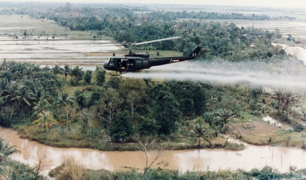 Trực thăng Mỹ rải chất độc da cam trong chiến tranh Việt Nam