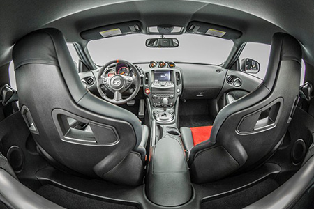 Nội thất Nissan 370Z Nismo 2015 là sự kết hợp giữa phong cách hiện đại và tính thể thao - Ảnh: Netcarshows 