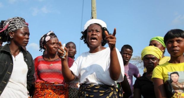 Hàng trăm người dân thành phố Monrovia, Liberia, biểu tình để phản đối tình trạng trì trệ trong việc thu gom xác bệnh nhân nhiễm virus Elbola. Ảnh: EPA