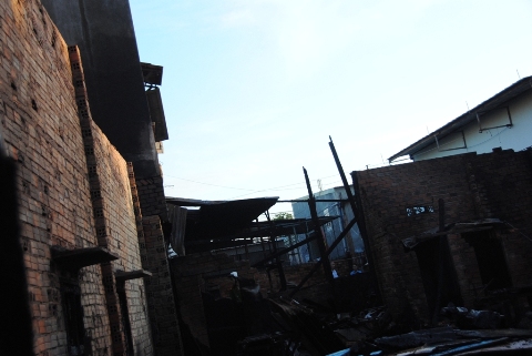 Phía trước căn nhà gia đình anh Trương Quang Hiện cũng bị lửa thiêu rụi.