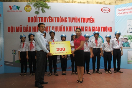 Công ty nhựa Chí Thành trao 200 mũ cho Phòng Giáo dục huyện Quốc Oai