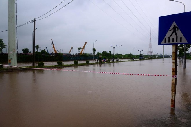 Một đoạn trên phố Châu Văn Liêm ngập sâu, nguy hiểm cho các phương tiện giao thông nên đã được chăng dây cảnh báo. 