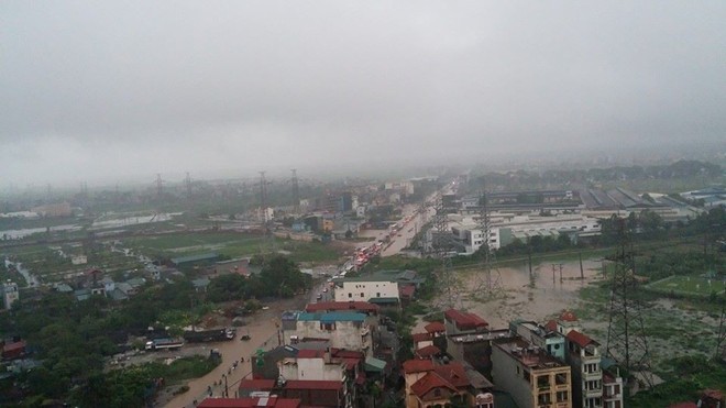 Đường qua bến xe Yên Nghĩa (Hà Đông) cũng ngập sâu. 