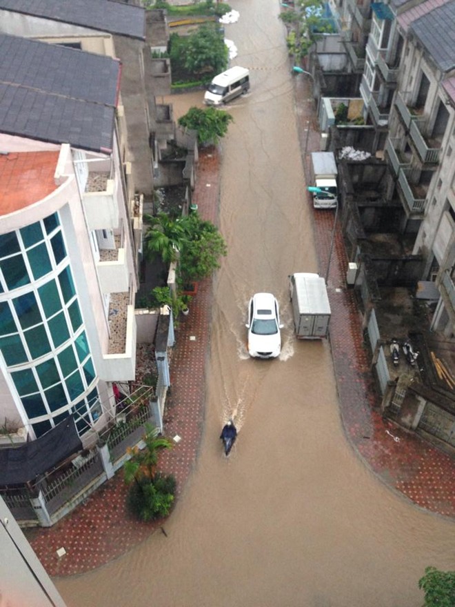 Nhiều tuyến đường gần khu vực cầu Nhật Tân (quận Tây Hồ) cũng chìm trong nước. 