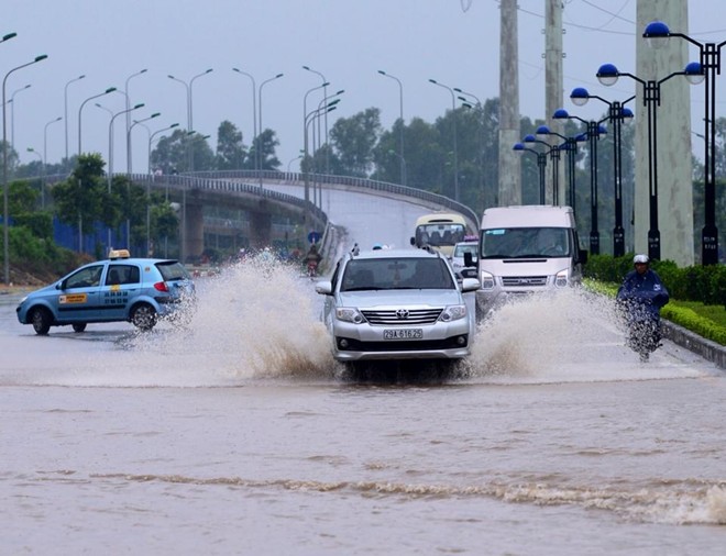 Phố Châu Văn Liêm (Mỹ Đình) cũng ngập như sông.