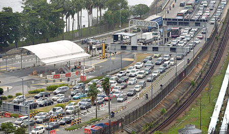 Dòng xe cộ ùn tắc tại biên giới hai nước Malaysia - Singapore hàng giờ đồng hồ vì các lái xe buýt biểu tình phản đối thu phí