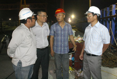 Ông Nguyễn Mạnh Hùng (ngoài cùng bên phải) Giám đốc Ban QLDA đường sắt kiểm tra bãi đúc dầm đêm