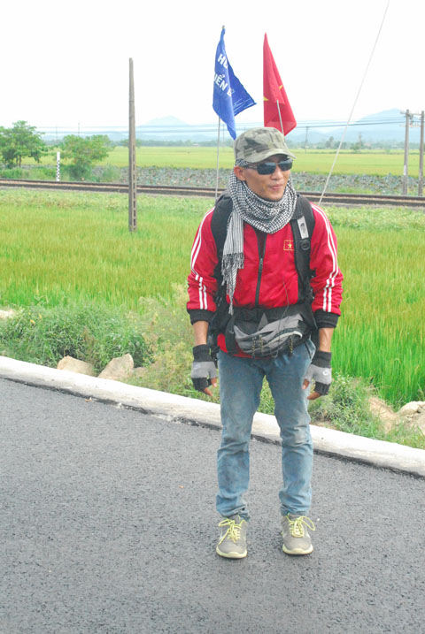 Thầy giáo trẻ Võ Mạnh Tuấn trên Quốc lộ 1A tỉnh Thừa Thiên Huế