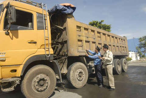 Đoàn kiểm tra đang đo kích thước thùng xe tại DNTT Dũng Hòa.