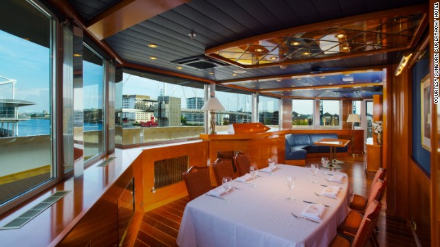 Khu vực phòng ăn với không gian và tầm nhìn thoáng đãng trên du thuyền