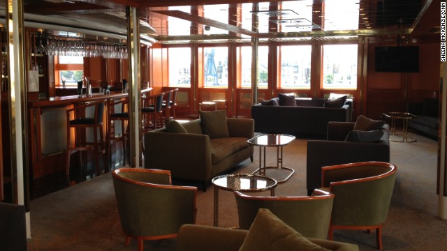 Khu vực quán bar trên du thuyền sang trọng không kém các quán bar khách sạn trên mặt đất