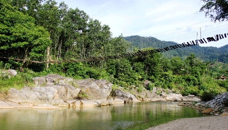 Cầu treo bắc qua sông Re (thôn Gọi Re, xã Ba Xa, huyện Ba Tơ, tỉnh Quảng Ngãi)