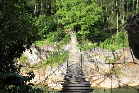 Cây cầu được làm cách đây khoảng 10 năm. Hầu hết các hộ dân là hộ nghèo nên vật liệu làm cầu chủ yếu là những đồ phế thải tự kiếm được hoặc mua với giá rẻ. Mặt cầu là những tấm ván đủ loại, với đủ kích cỡ và được cưa thành từng đoạn dài từ 50 - 60cm, đặt cách nhau 5 - 10cm.