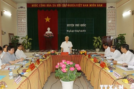 Tổng Bí thư Nguyễn Phú Trọng làm việc với lãnh đạo huyện đảo Phú Quốc. Anhr: TTXVN