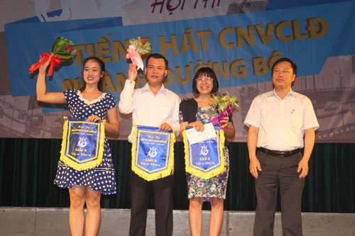 Ông Nguyễn Xuân Cường - Phó Tổng cục trưởng Tổng cục Đường bộ VN trao giải cho các thí sinh đạt giải A