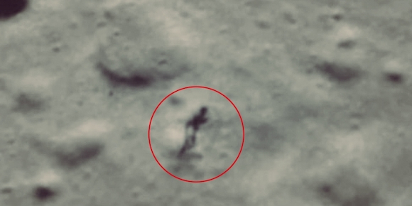 Hình ảnh trong đoạn clip của Wowforreel khiến nhiều người tin rằng có một người ngoài hành tinh đang lẩn khuất trong các hố sâu trên Mặt trăng