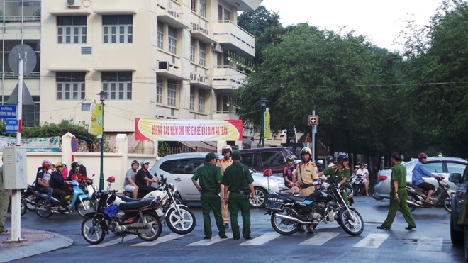 Đường Nguyễn Bỉnh Khiêm nhanh chóng được lực lượng chức năng phong toả phục vụ công tác điều tra và xử lý hiện trường.