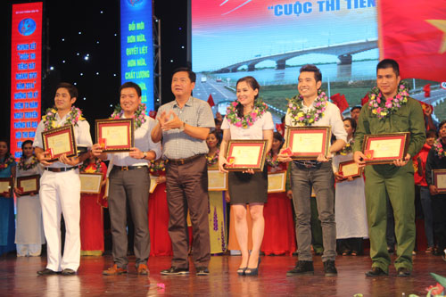 Bộ trưởng Đinh La Thăng trao giải thưởng cho các đội đạt giải A