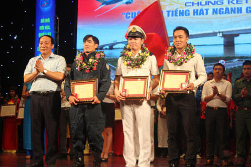 Thứ trưởng Nguyễn Hồng Trường trao giải Bạc cho những tiếp mục tốp ca