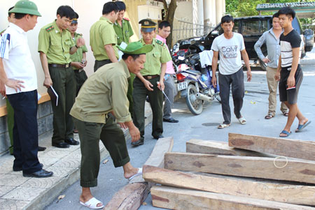 Lực lượng chức năng kiểm tra số gỗ trong vụ việc