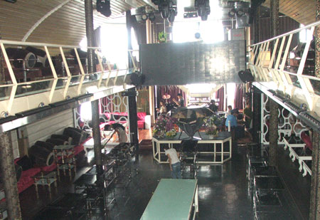 Nhà hàng Tiên cá 1 được thiết kế như một quán bar vẫn hoạt động bình thường dù đã hết hạn đăng kiểm 