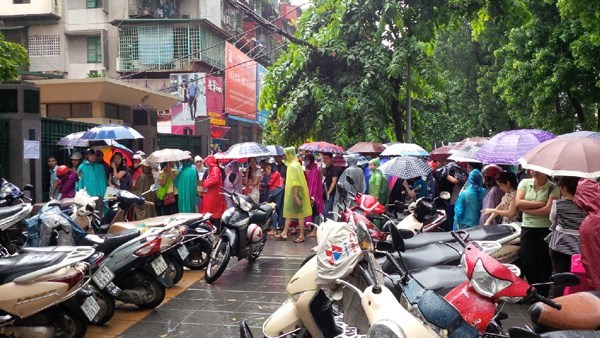 Hàng ngàn người đội mưa nắng xếp hàng để nộp hồ sơ dự thi tuyển công chức tại Cục Thuế Hà Nội