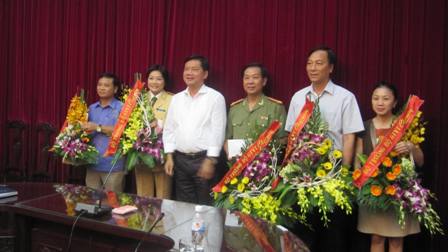 Bộ trưởng Đinh La Thăng tặng hoa chúc mừng các cán bộ Công an biệt phái nhân ngày Truyền thống của lực lượng