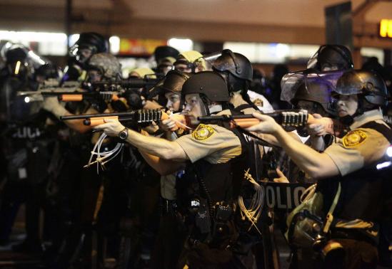 Cảnh sát chĩa vũ khí vào người biểu tình