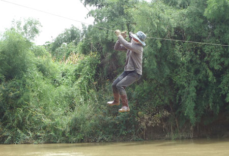 Người dân xã Hòa Lễ phải đu cáp qua sông