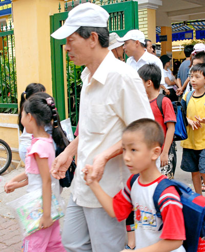 Tất tả đón con, đón cháu giờ tan học (chụp trước cổng Trường Tiểu học Phan Chu Trinh, Hà Nội)