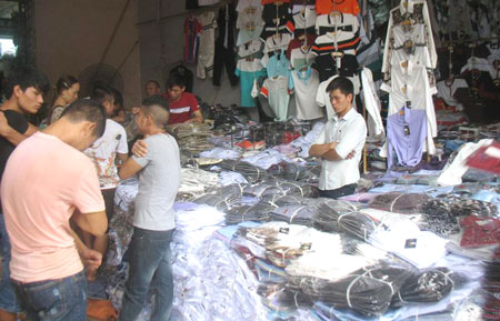 Hàng hóa ở chợ Đồng Xuân chủ yếu là hàng gia công, không giấy tờ, nguồn gốc xuất xứ