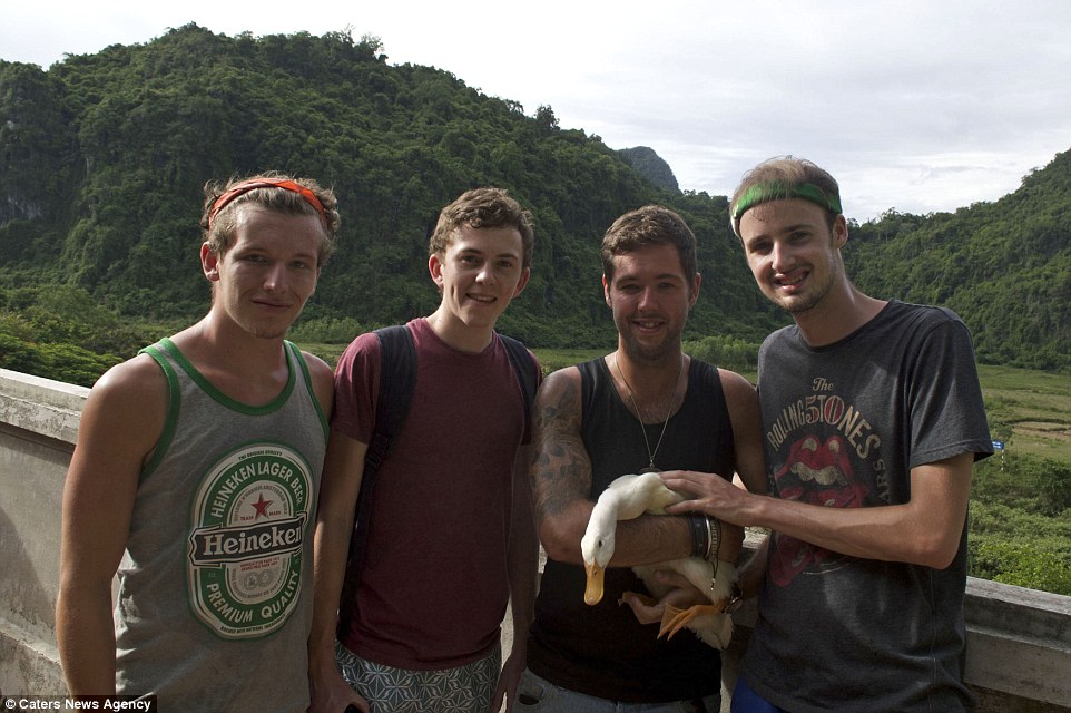 Dan McAllen (ngoài cùng bên trái) cùng nhóm bạn đi du lịch phượt xuyên Việt với vịt