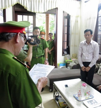 Công an thực hiện lệnh bắt tạm giam đối với Nguyễn Đắc Linh