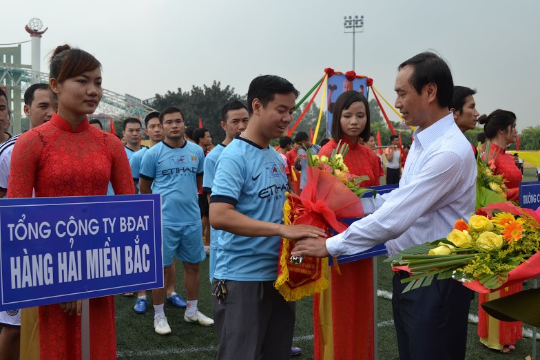 ... và Thứ trưởng Lê Đình Thọ tặng hoa và cờ lưu niệm cho các đội bóng dự giải