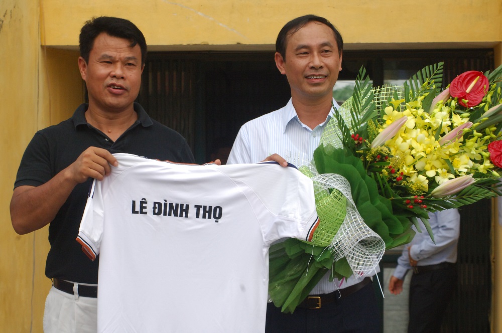 Chủ tịch Công đoàn GTVT Đỗ Nga Việt trao chiếc áo danh dự cho Thứ trưởng Lê Đình Thọ