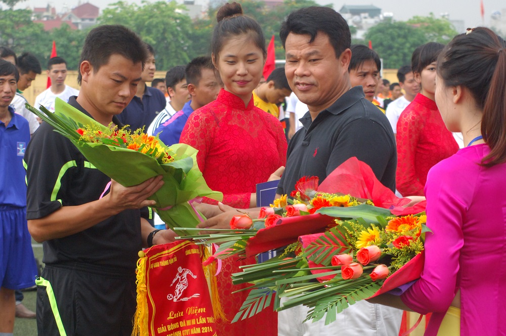 Và Chủ tịch Công đoàn Đỗ Nga Việt tặng hoa và cờ lưu niệm cho các đội bóng