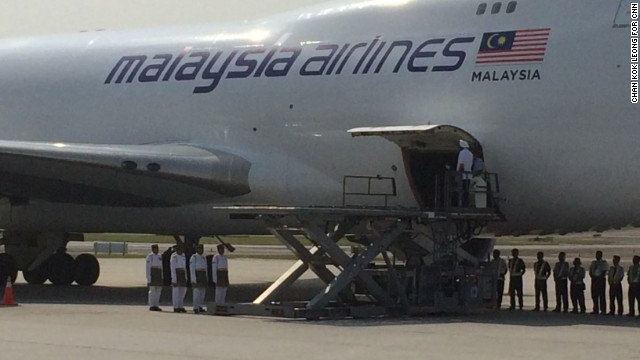 Chiếc máy bay đặc biệt chở thi thể của 20 nạn nhân người Malaysia thiệt mạng trong vụ MH17