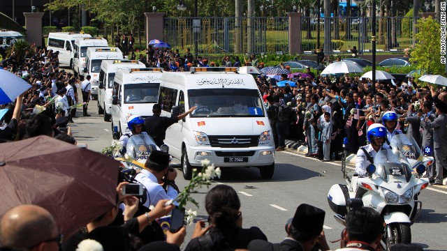 Xe tang đưa xác các nạn nhân rời khỏi sân bay quốc tế Kuala Lumpur