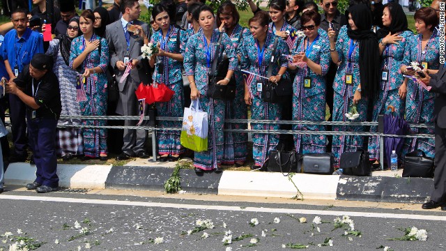 Các tiếp viên hàng không của Malaysia tới chứng kiến lễ đưa xác các nạn nhân MH17 hồi hương