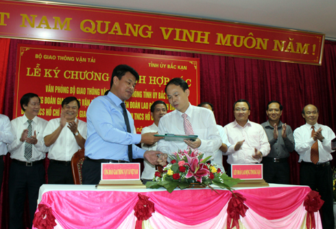 Đại diện Công đoàn ngành GTVT Việt Nam và lãnh đạo Liên đoàn lao động tỉnh Bắc Cạn ký chương trình hợp tác.