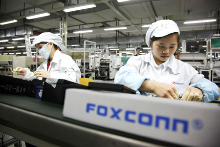 Nhân viên lắp ráp iPhone tại nhà máy Foxconn Trung Quốc