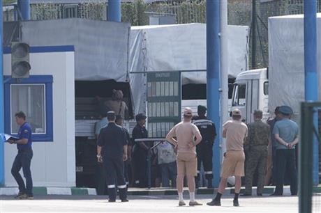 Các xe chở hàng cứu trợ của Nga đang được kiểm tra ở biên giới (Nguồn AP)