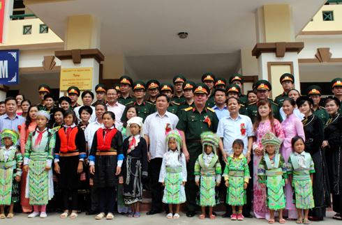 Bộ trưởng Đinh La Thăng và các đại biểu chụp ảnh lưu niệm cùng với giáo viên và học sinh trưởng Tiểu học và THCS Nà Khoang.