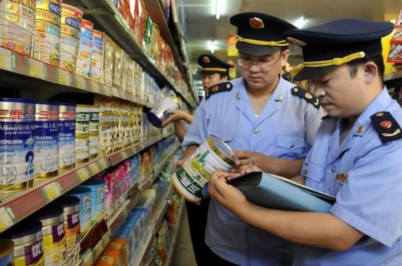 Thanh tra an toàn thực phẩm Trung Quốc đang kiểm tra sản phẩm sữa công thức tại một cửa hàng bán lẻ của nước này