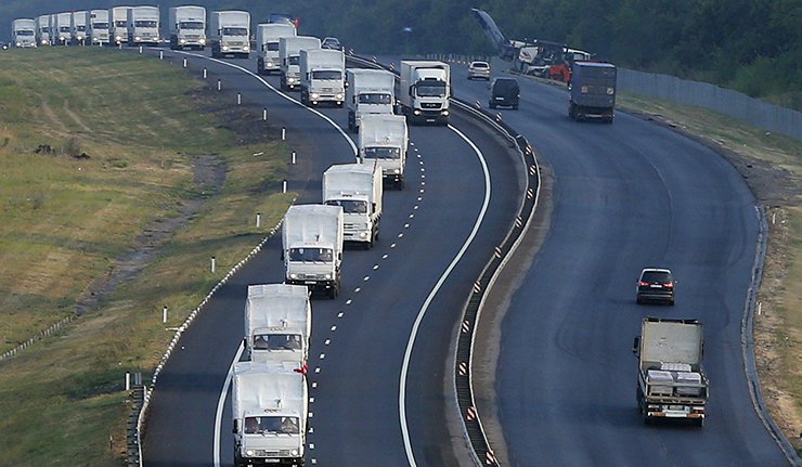 130 xe chở hàng viện trợ của Nga đã được thông quan và di chuyển qua biên giới, tiến vàng Ukraine. Ảnh: RIA Novosti
