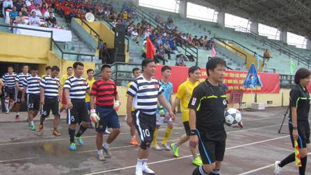 Bộ trưởng Đinh La Thăng ra sân trong trận giao hữu