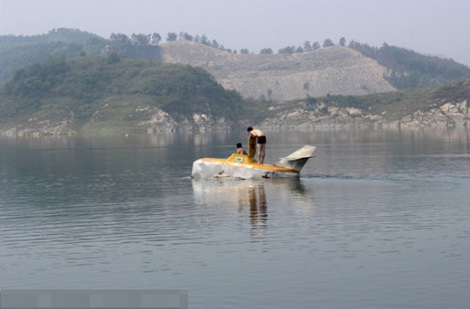 Trong chuyến hạ thủy hôm 15/8, nhiều người làng đã cùng giúp sức cho Tan đưa tàu ra sông.