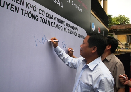 anh Nguyễn Phi Long, Bí thư BCH TƯ Đoàn, Phó chủ tịch Hội Liên hiệp TN VN ký ủng hộ chiến dịch