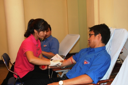 Đoàn viên tham gia hiến máu 