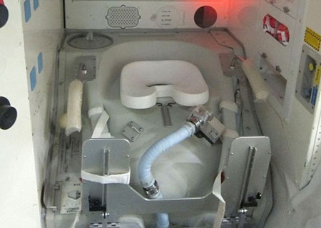 Một nhà vệ sinh trên tàu vũ trụ. (Ảnh: NASA)